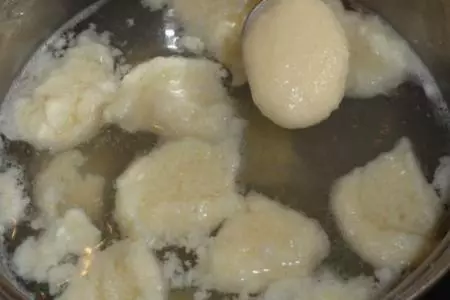 Холодный суп с манными клецками в  ягодном киселе.: шаг 4