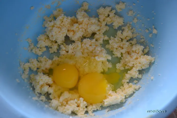 Кексы на топленом молоке с шоколадом и орехами: шаг 2