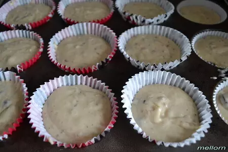 Кексы на топленом молоке с шоколадом и орехами: шаг 8