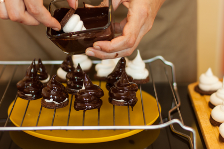 Шоколадно-меренговые пирожные: шаг 7
