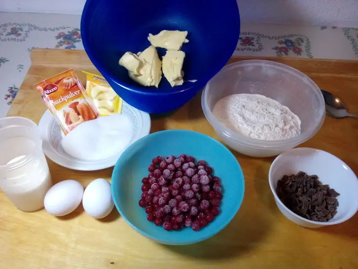 Кекс с красной смородиной и шоколадом.: шаг 1
