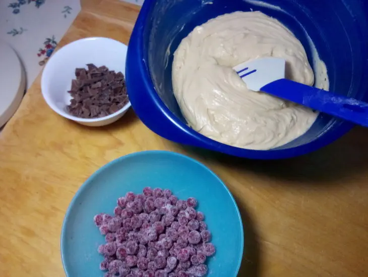 Кекс с красной смородиной и шоколадом.: шаг 2