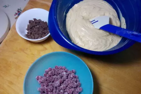 Кекс с красной смородиной и шоколадом.: шаг 2