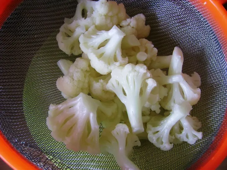 Летний салат из цветной капусты с курицей и пикантной заправкой: шаг 1