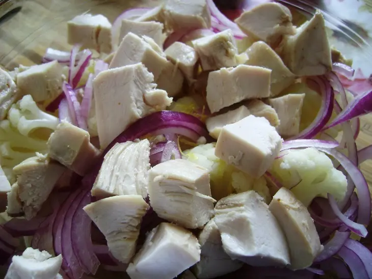 Летний салат из цветной капусты с курицей и пикантной заправкой: шаг 2