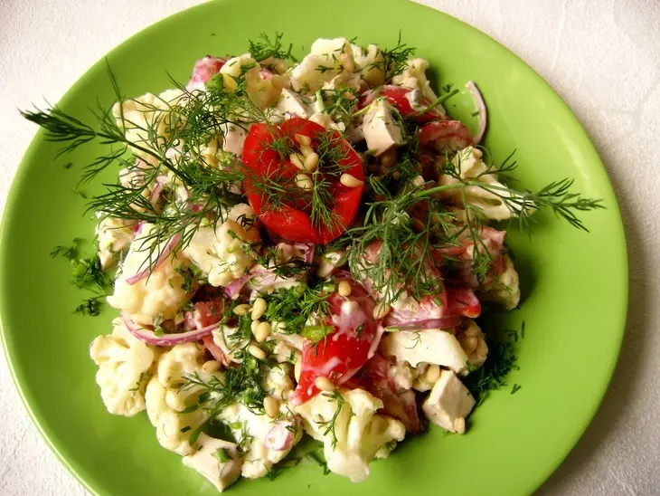 Летний салат из цветной капусты с курицей и пикантной заправкой: шаг 4