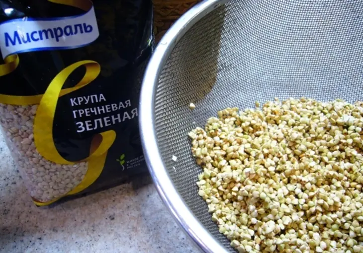 Салат с зеленой гречкой и копченой семгой: шаг 1
