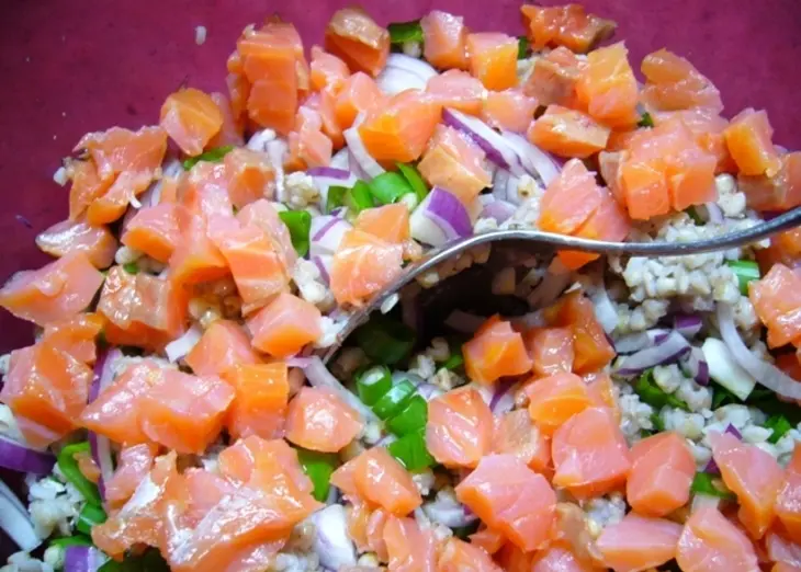 Салат с зеленой гречкой и копченой семгой: шаг 4