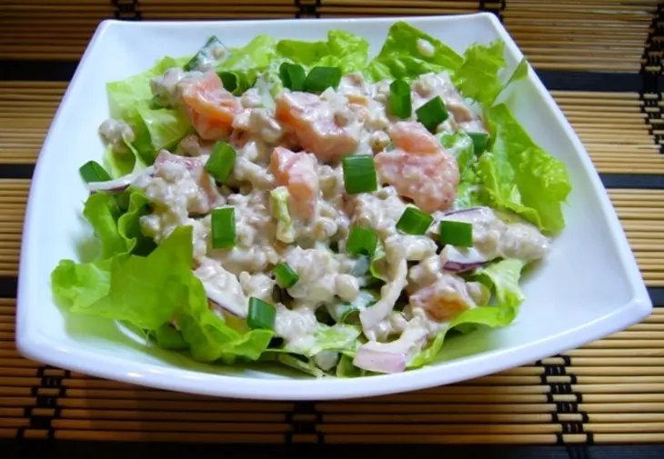 Салат с зеленой гречкой и копченой семгой: шаг 6