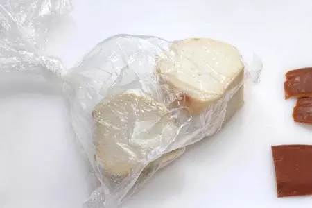 Рулет из сыра с творожной начинкой: шаг 4