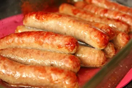 Глазунья на слоистых булочках бискитс с колбасным соусом: шаг 8