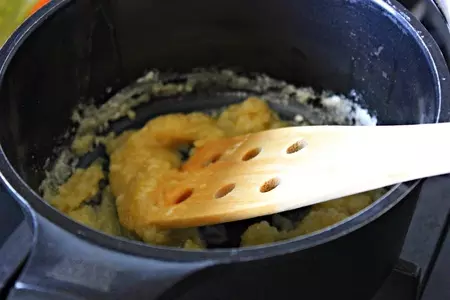 Глазунья на слоистых булочках бискитс с колбасным соусом: шаг 9