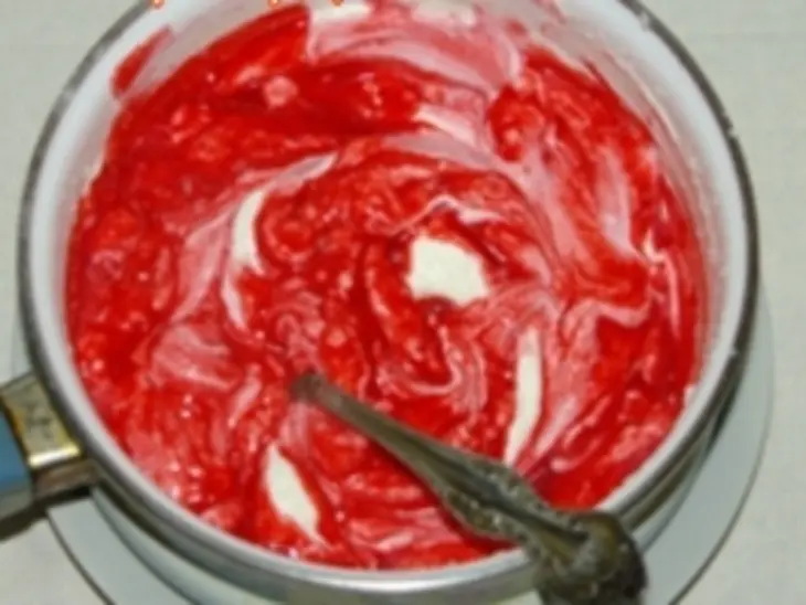 Клубничный торт с ананасами: шаг 8
