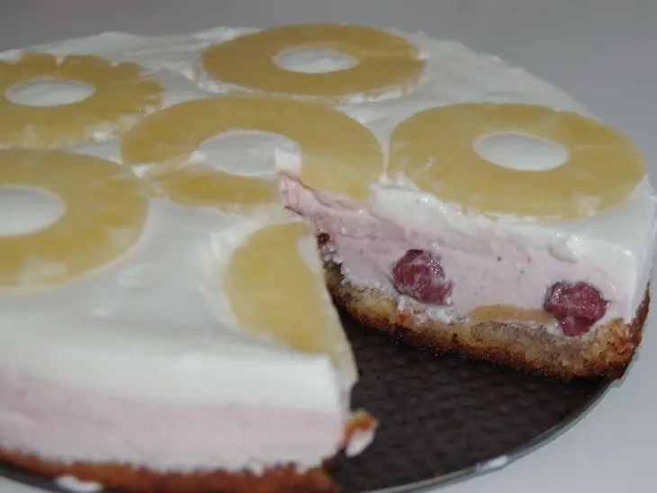 Клубничный торт с ананасами: шаг 10