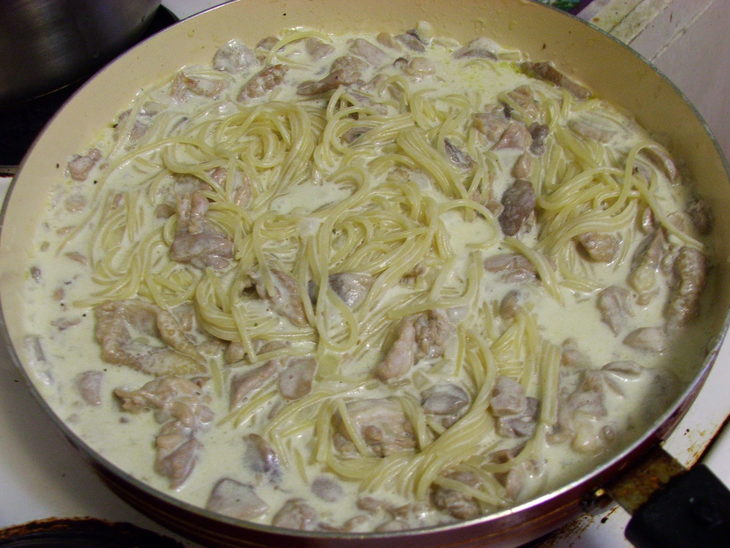 Спагетти с курицей и грибами в сливочном соусе: шаг 7