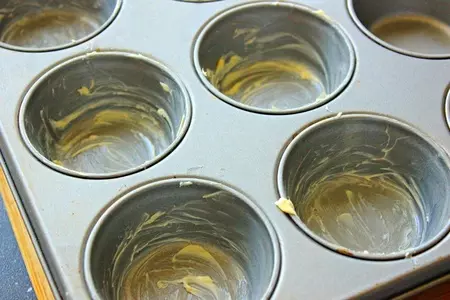 Корзинки из цельнозернового хлеба с яйцом и беконом: шаг 2