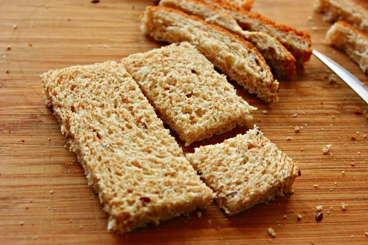 Корзинки из цельнозернового хлеба с яйцом и беконом: шаг 4