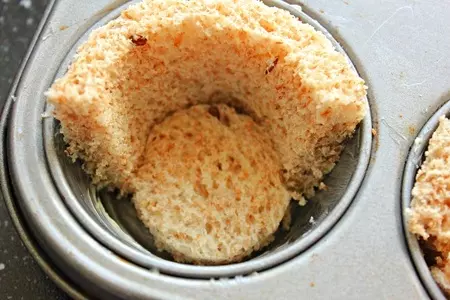 Корзинки из цельнозернового хлеба с яйцом и беконом: шаг 5