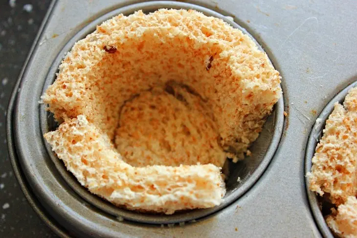 Корзинки из цельнозернового хлеба с яйцом и беконом: шаг 6