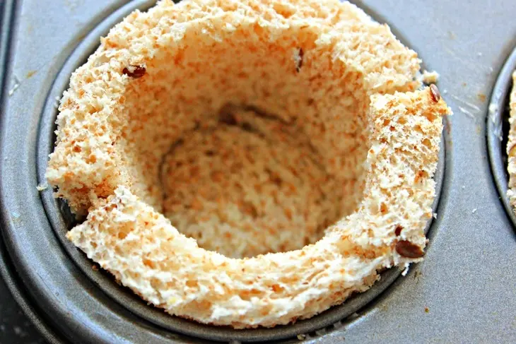 Корзинки из цельнозернового хлеба с яйцом и беконом: шаг 7