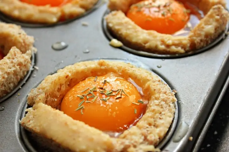 Корзинки из цельнозернового хлеба с яйцом и беконом: шаг 10