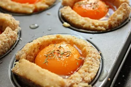 Корзинки из цельнозернового хлеба с яйцом и беконом: шаг 10