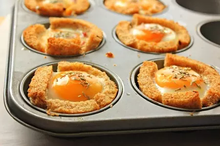 Корзинки из цельнозернового хлеба с яйцом и беконом: шаг 11