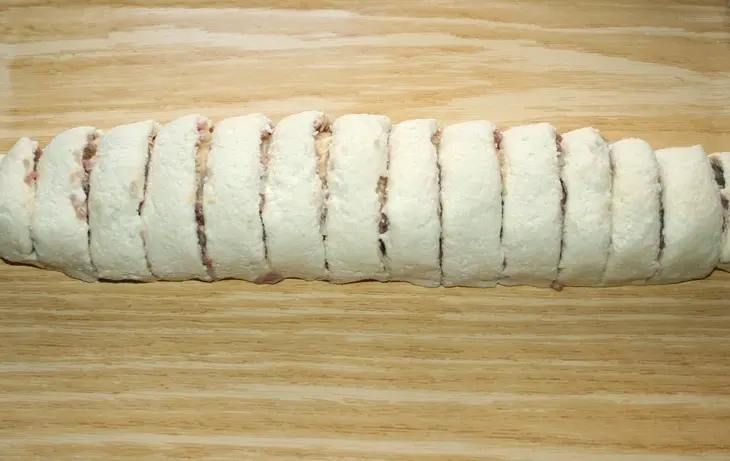 Творожные «улитки» с мясным фаршем: шаг 7