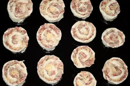 Творожные «улитки» с мясным фаршем: шаг 8