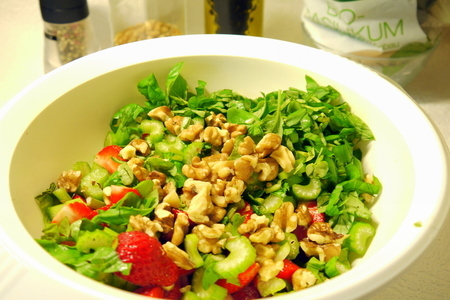 Клубничный салат с сельдереем и грецкими орехами : шаг 2