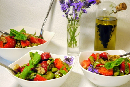 Клубничный салат с сельдереем и грецкими орехами : шаг 4