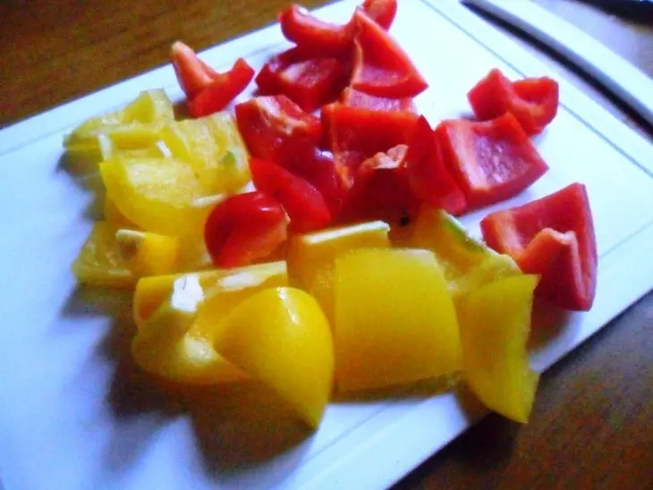 Салат с тунцом, нутом и перепелиными яйцами: шаг 1