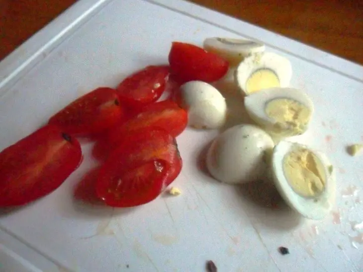 Салат с тунцом, нутом и перепелиными яйцами: шаг 2
