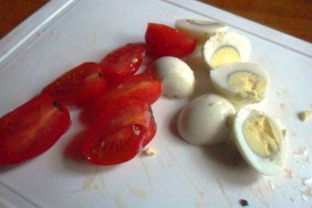 Салат с тунцом, нутом и перепелиными яйцами: шаг 2