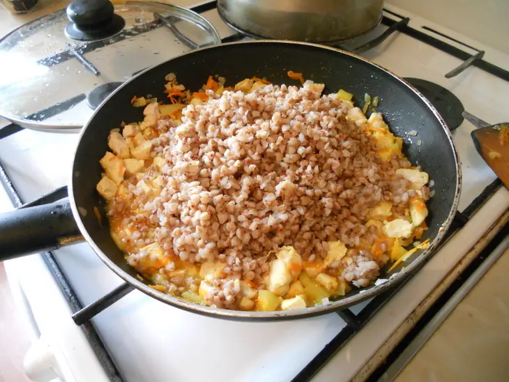 Гречка с курицей и овощами "сюрприз": шаг 8