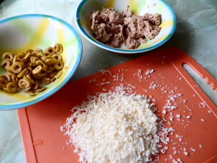 Закусочный хлеб с тунцом,оливками,сыром,на томатном соке томато густо.: шаг 2