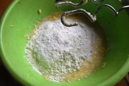 Апельсиновый кекс на рисовой муке с клюквой: шаг 4