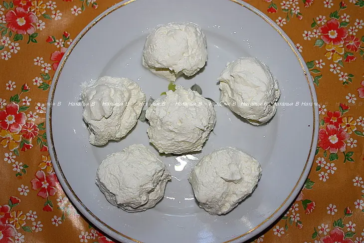 Сырники с черешней и орехами: шаг 1