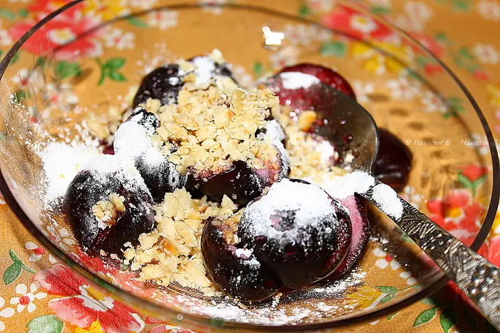 Сырники с черешней и орехами: шаг 2