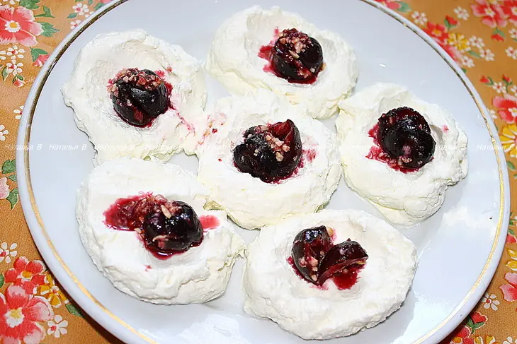 Сырники с черешней и орехами: шаг 3