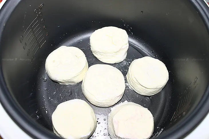 Сырники с черешней и орехами: шаг 5
