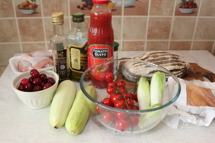 Курица, запеченная с вишней, бальзамиком и томатами: шаг 1