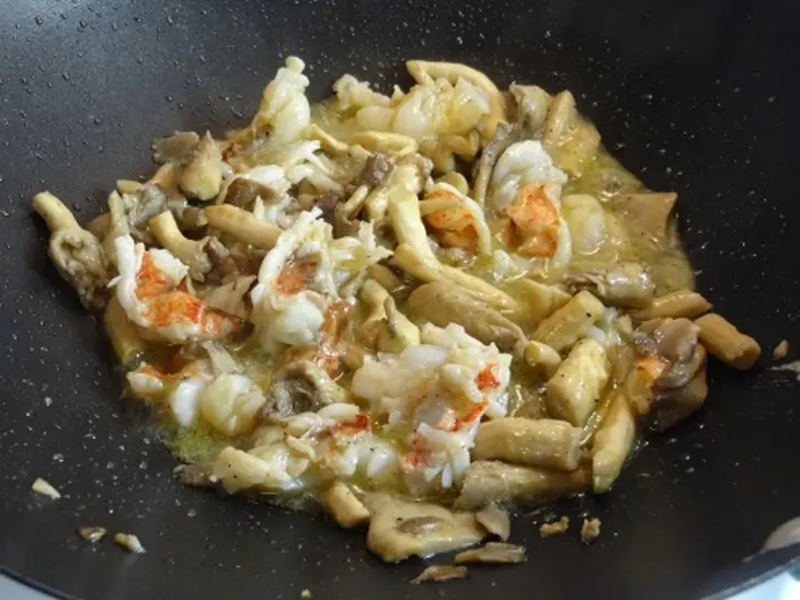 Жульен с омарами, грибами и ромом: шаг 6