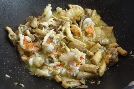 Жульен с омарами, грибами и ромом: шаг 6