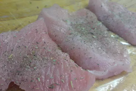 Рулетики из куриной грудки в сырном соусе: шаг 3
