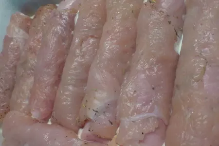 Рулетики из куриной грудки в сырном соусе: шаг 5