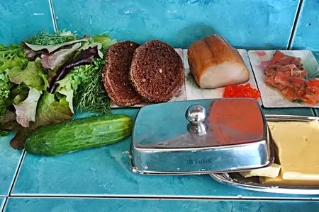 Мужской сэндвич с копчёной нельмой и сёмгой: шаг 1