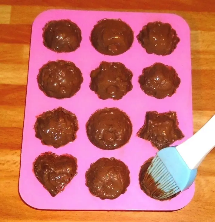 Шоколадные конфеты с клубничным джемом: шаг 4