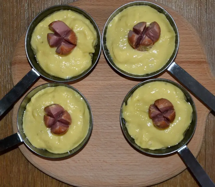 Маффины с сосисками из блинного теста.: шаг 2