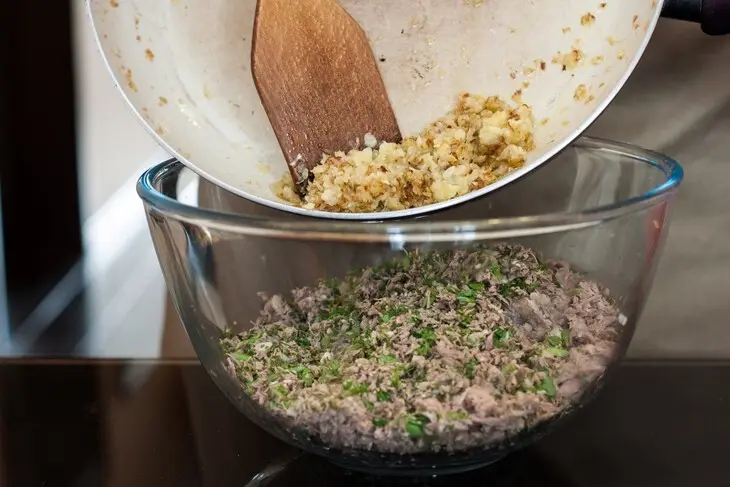 Мясной пирог ромашка: шаг 3
